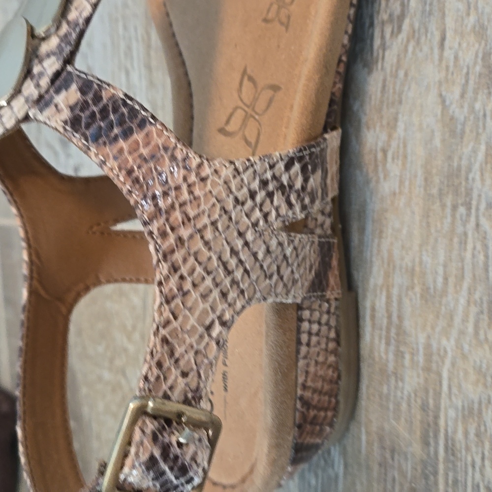 Comfortiva Snakeskin Print Sandal With Gold Front T-Strap Size 7.5 - Picture 4 of 7